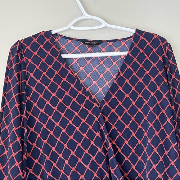 Banana Republic Navy / Red Patterned Long Sleeve V-Neck Blouse Size Large - Picture 4 of 10